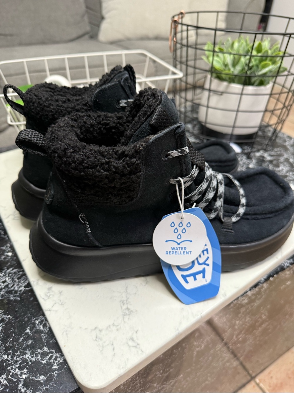 Hey dude women’s  Black Fleece-Lined Winter Sneakers - Picture 2 of 7